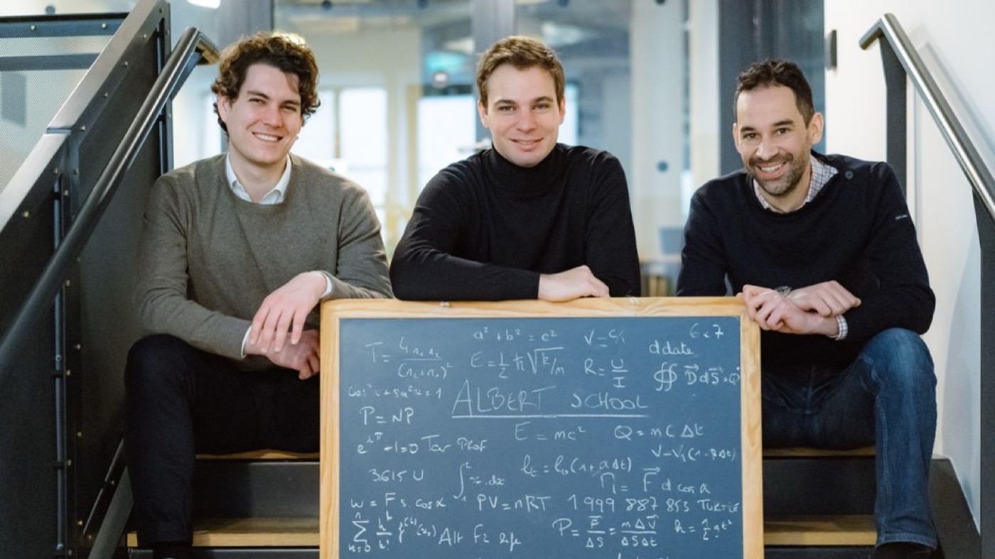 Los tres fundadores de Albert School con una pizarra de fórmulas