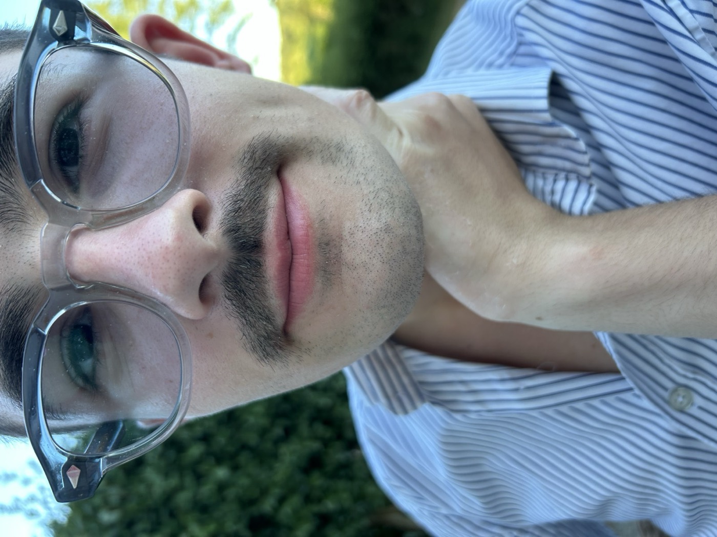 Retrato cercano con gafas y bigote