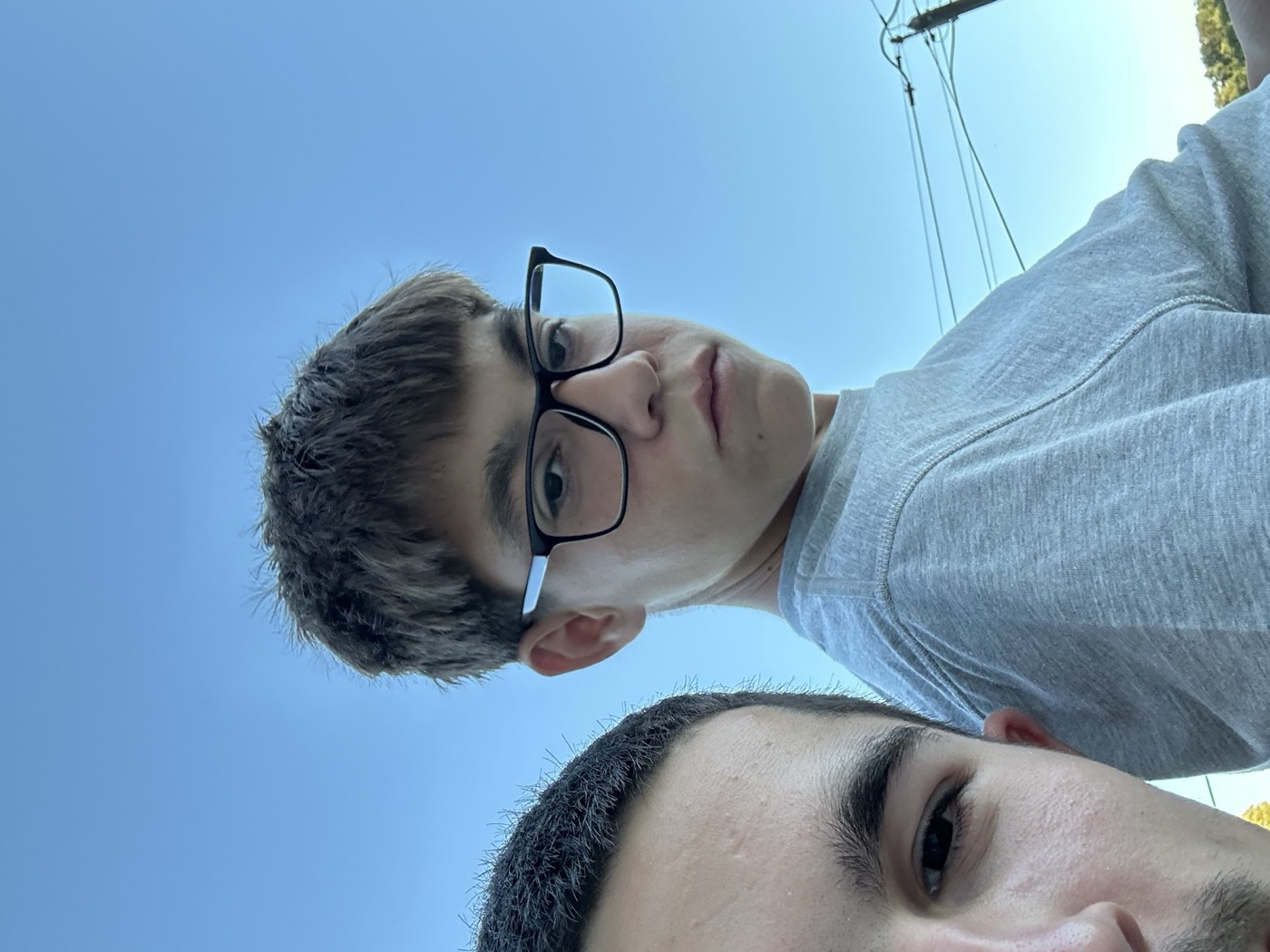 Selfie con un primo pequeño bajo el cielo azul
