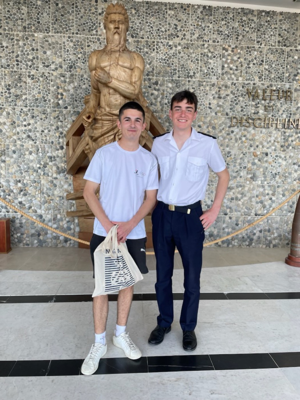 Vincent con un cadete en la Escuela Naval