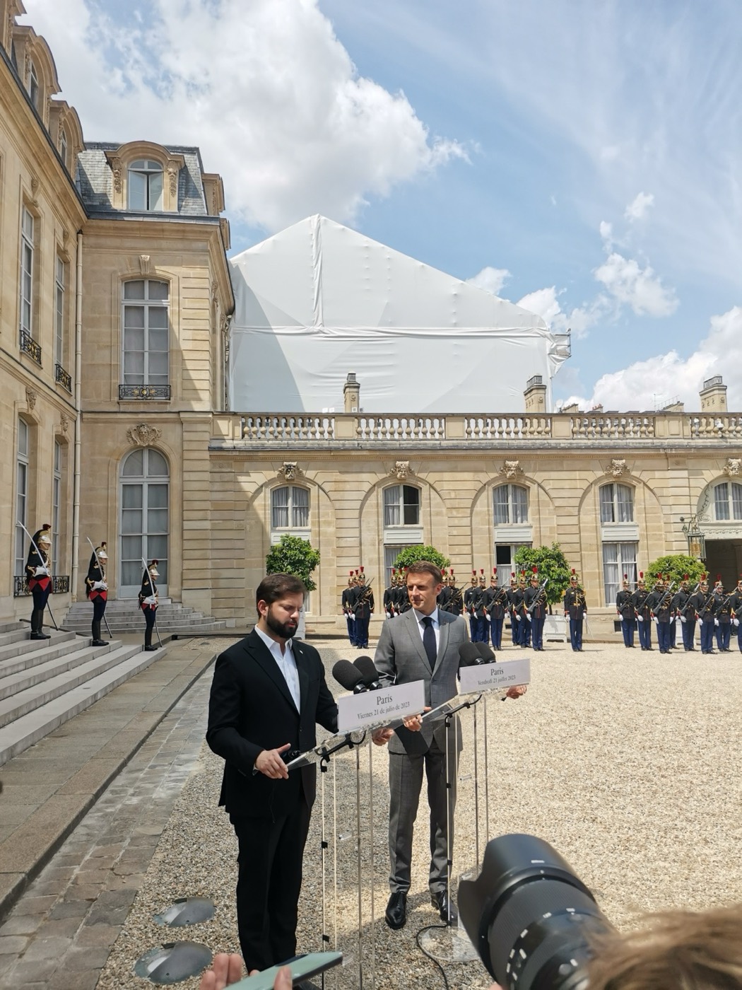 Rueda de prensa de Macron con un jefe de Estado en el patio del Elíseo