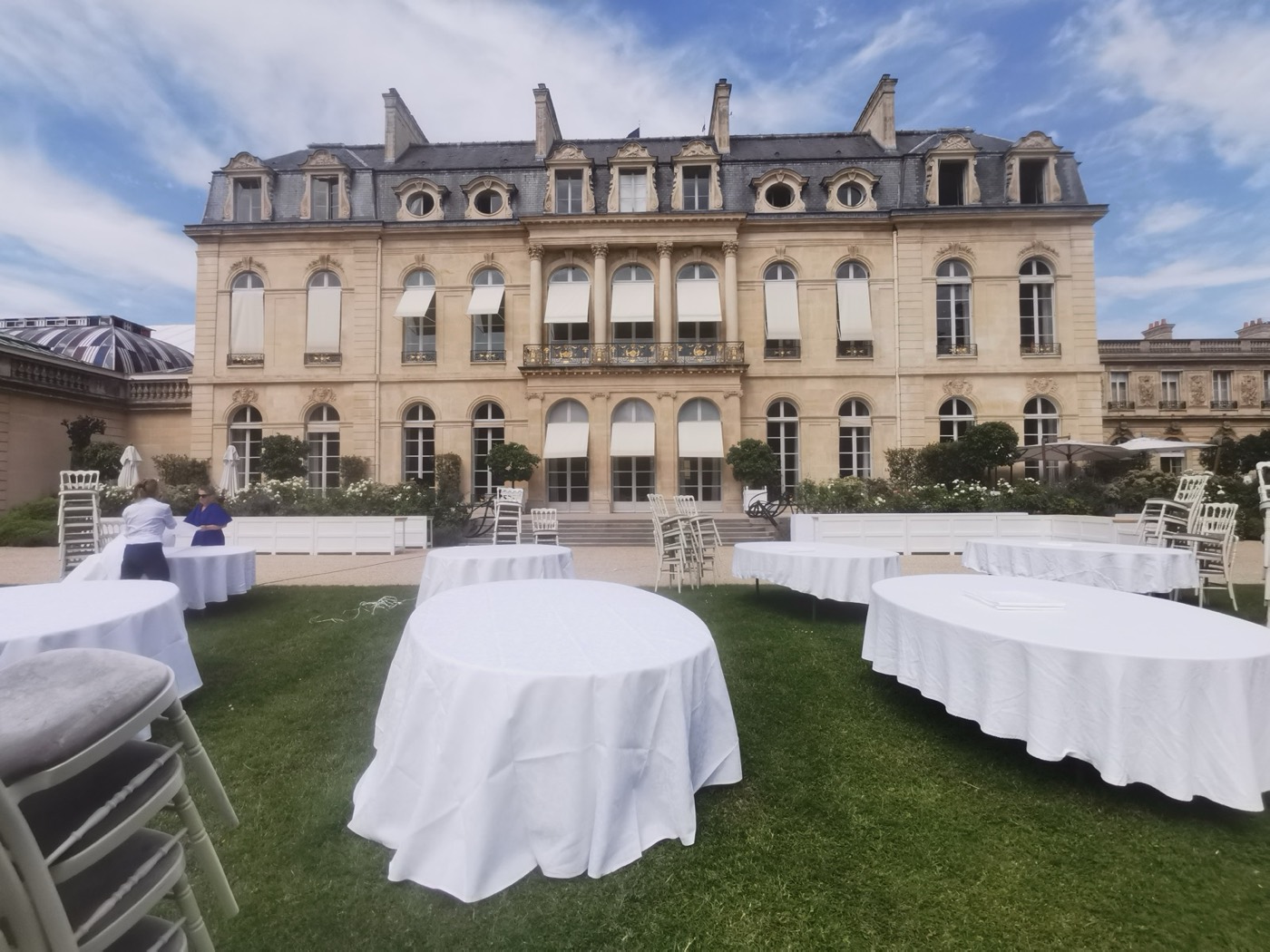 Jardines del Elíseo con mesas preparadas para una recepción