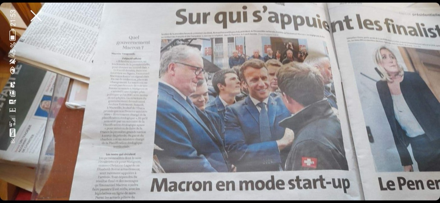 Periódico con la foto de Macron y Vincent entre la multitud, titulado Macron en mode start-up
