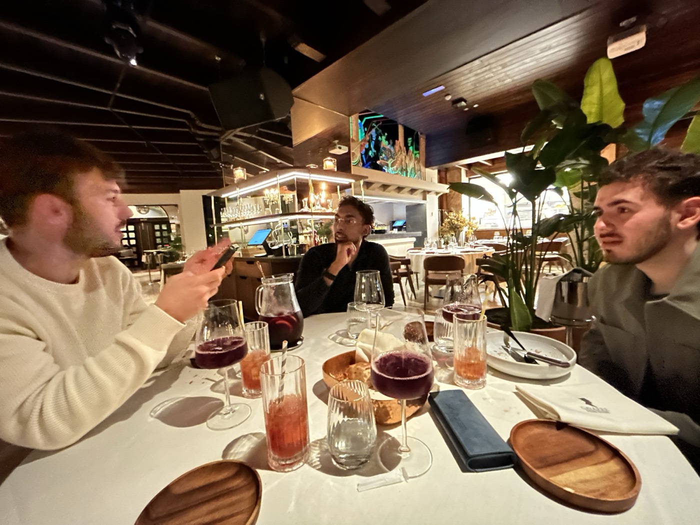 Cena con amigos en un restaurante de Madrid