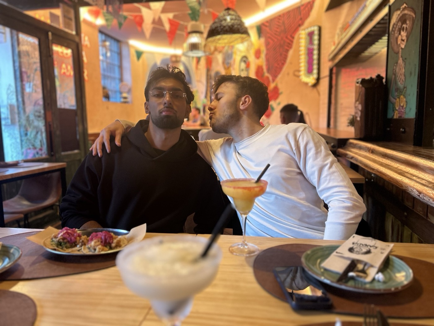 Dos amigos en un restaurante mexicano en Madrid