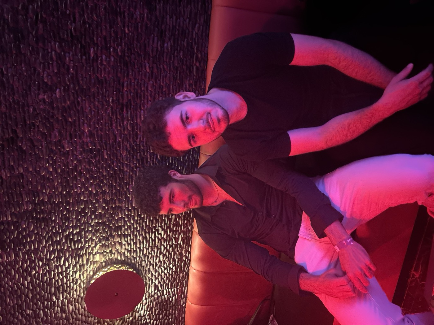 Vincent y un amigo en un bar de Madrid