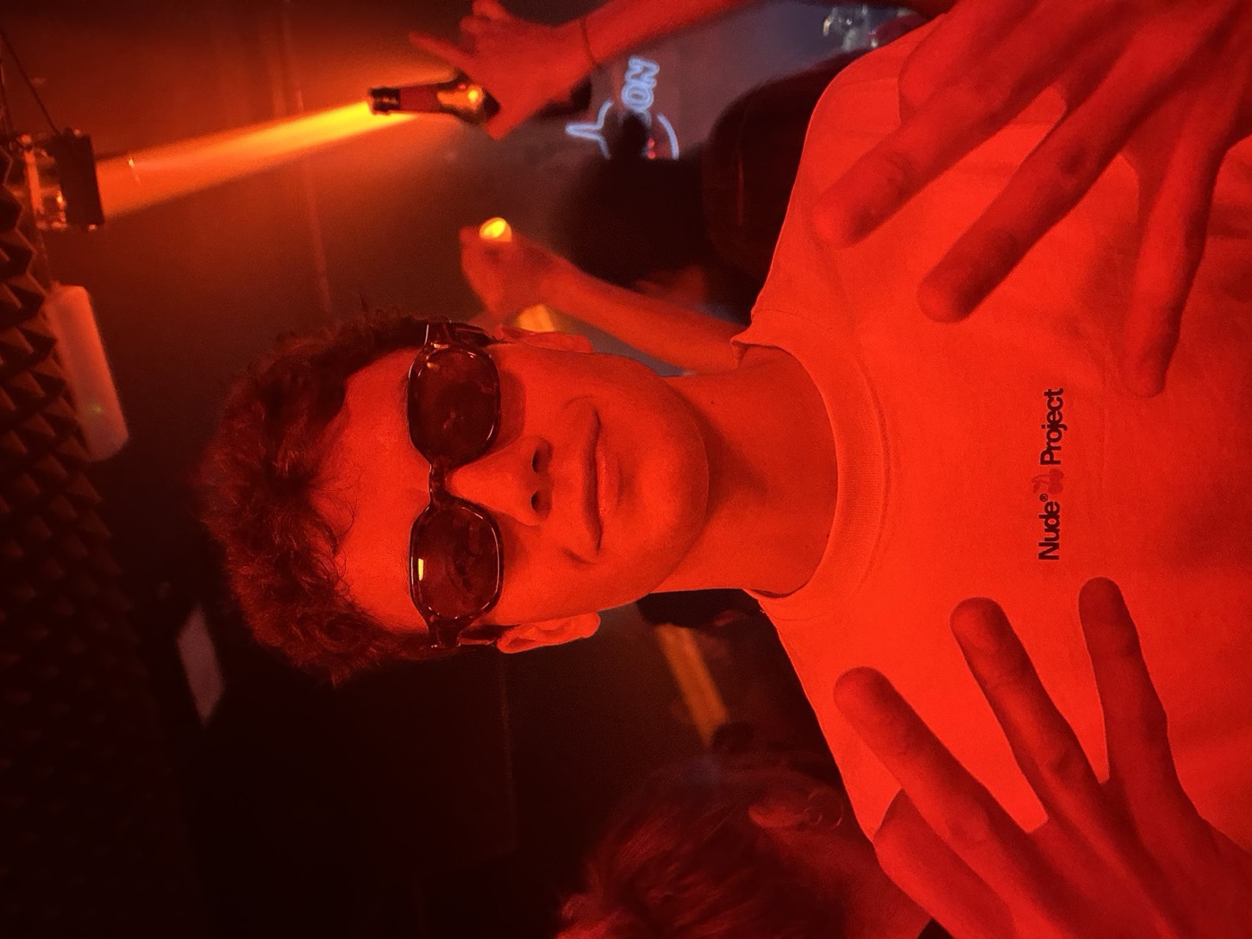 Amigo con gafas de sol en una discoteca