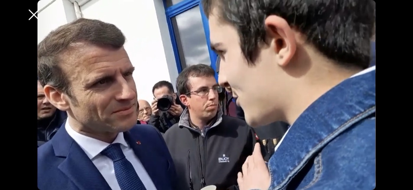 Vincent hablando cara a cara con Emmanuel Macron entre la multitud