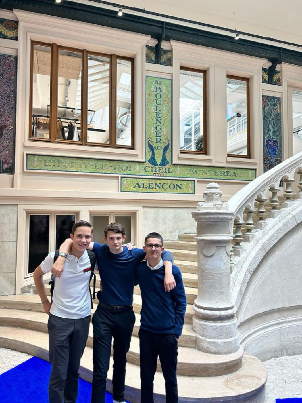 Vincent con dos amigos en la escalera de Albert School
