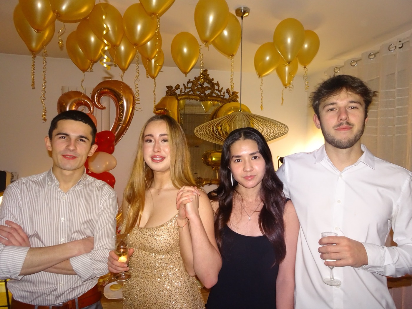 Vincent con amigos en una fiesta con globos dorados