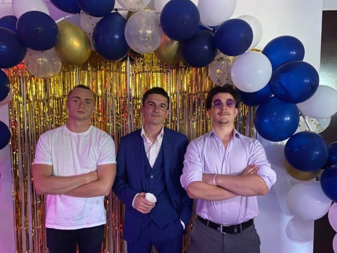Vincent con dos amigos en una fiesta del instituto