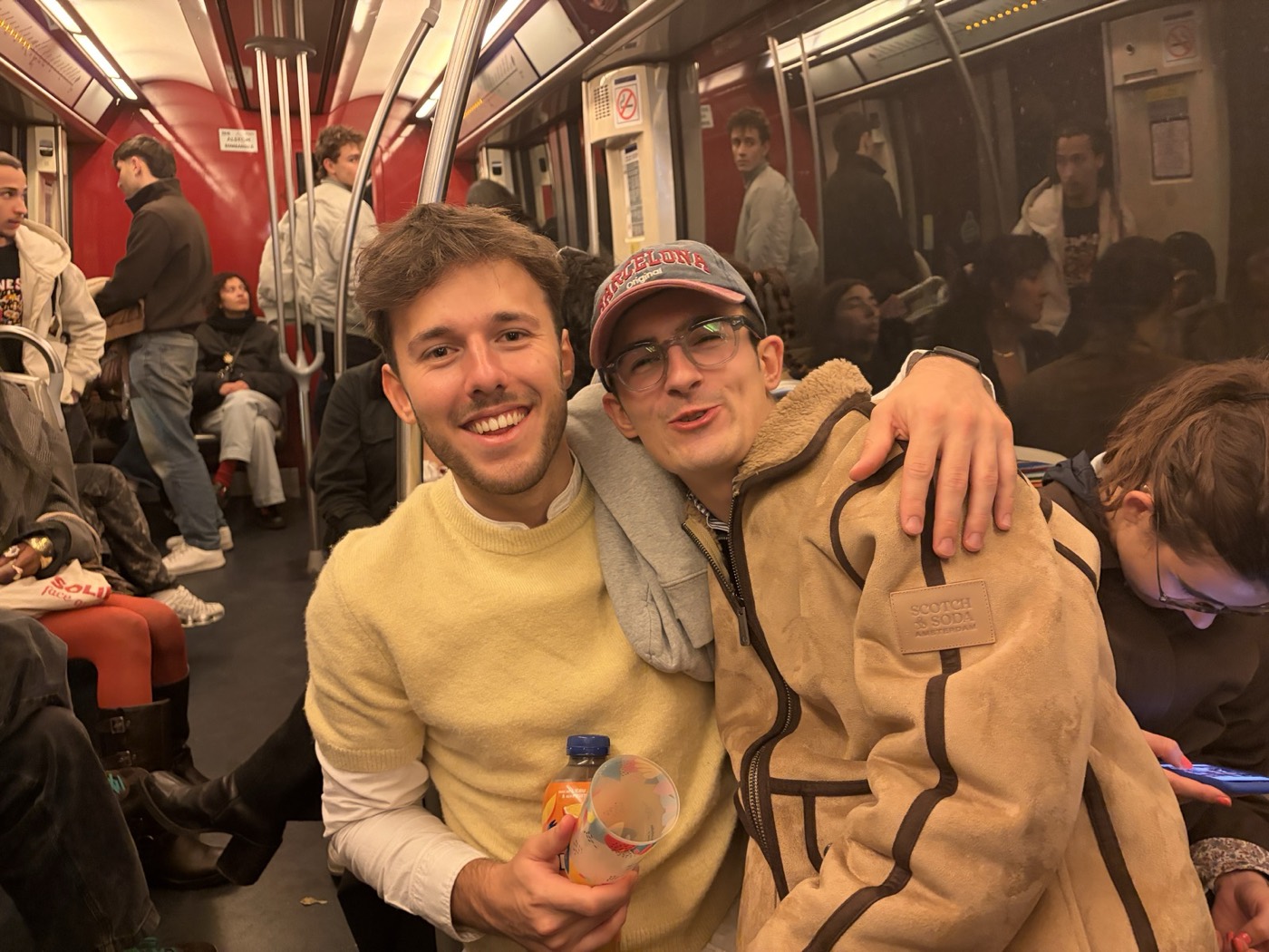 Dos amigos de Albert School en el metro de París